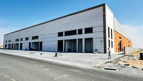 40 درهمًا إماراتيًا للمتر المربع، مطل على الطريق // مستودع جديد كليًا بمساحة 34,119 قدمًا مربعًا، عالي الطاقة (593 كيلوواط)، للإيجار في منطقة صناعية ح