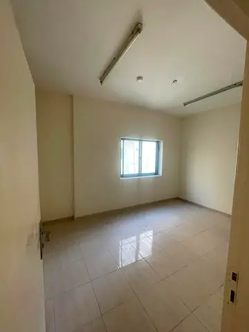 شقة غرفتين وصالة بالقاسمية (الند)، قريبة من محطة باص الجبيل، 2 حمام، بلكونة، مساحة ممتازة وتكييف مركزي.