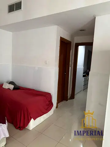 شقة فاخرة للبيع في أبراج اللؤلؤة، عجمان – غرفة وصالة + حمامين + مطبخ مستقل مع موقف خاص وإطلالة جانبية