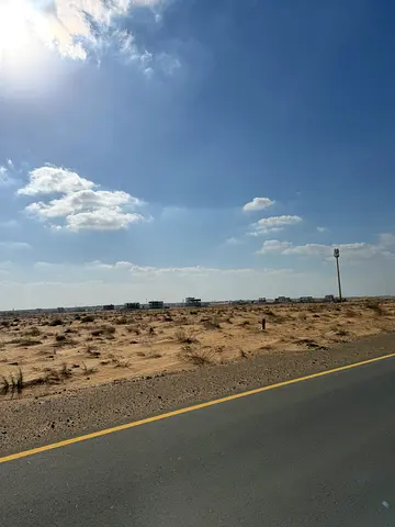 للبيع ارض زاوية في مدينه تلال مقابل مشروع مسار