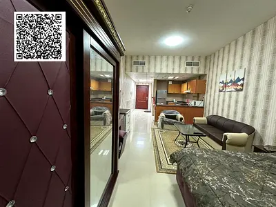 استوديو مفروش واسع مع شرفة للعزاب على الإيجار الشهري