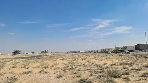 للبيع في روضه القرط قطعه أرض تجاري سكني
