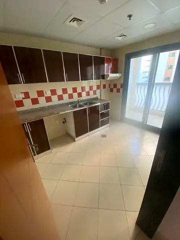 لإيجار – المجاز | الشارقة ✨ شقة غرفتين وصالة 🛁 2 حمام 🌿 بلكونة 🆕 تشطيب راقي جدًا 📍 موقع مميز وقريب من جميع الخدمات