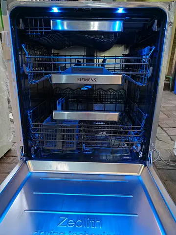 Siemens SN67ZX48DM/17 (iQ700) is a fully integrated, 60cm built-in dishwasher with a 14-place Fully-