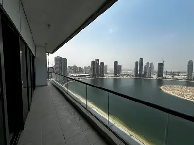 شقة 3 غرف وصالة مع غرفة خادمة، إطلالة بحرية، تكييف على المالك، جيم ومسبح وباركنج، وتشطيبات راقية ومساحة كبيرة