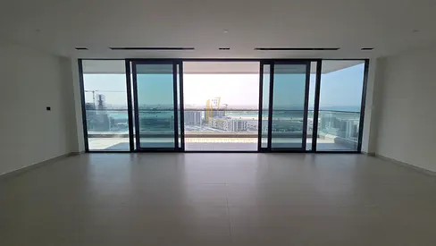 للبيع  شقة فاخرة بتملك حر لجميع الجنسيات ومع اطلالة بحرية