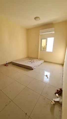 Spacious family studio in Al Nubaiha, Sharjah, with a large kitchen. Near shops and all amenities.