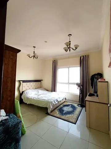 شقه مميزه  في اماره الشارقه  للبيع غرفتين وصاله ومطبخ  و2 حمام مع غرفه خادم برج حديث راقي موقع مميز مطل مباشره علي بحيره القصبا