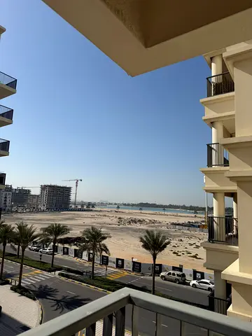 للإيجار غرفة وصالة في مبنى انديجو – جزيرة مريم