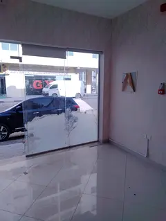 Spacious commercial shop / open view with secret glass / suitable for all activities / close to all