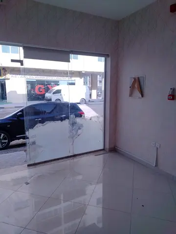 محل تجاري مساحات واسعه / اطلاله مفتوحه زجاج سكريت / يناسب جميع النشطات / قريب من جميع الخدمات المركزيه