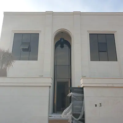 فيلا فاخرة في الحوشي | 5 غرف ماستر وتشطيب راقٍ مع حديقة وكراج 4 سيارات 🏡✨