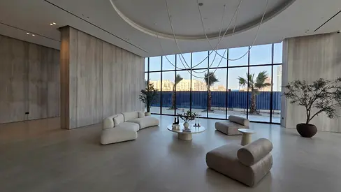 للبيع | شقة فاخرة في منطقة الخان – إطلالة بحرية كاملة