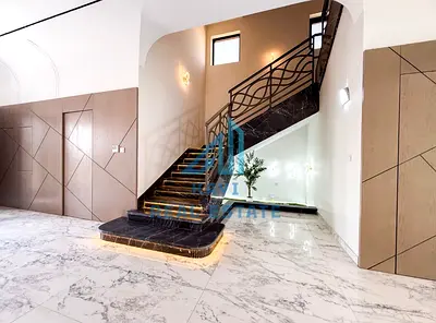 فيلا فاخرة فائقة الاتساع مكونة من 5 غرف نوم للبيع | مطبخ خاص مغلق وموقف سيارات مجاني