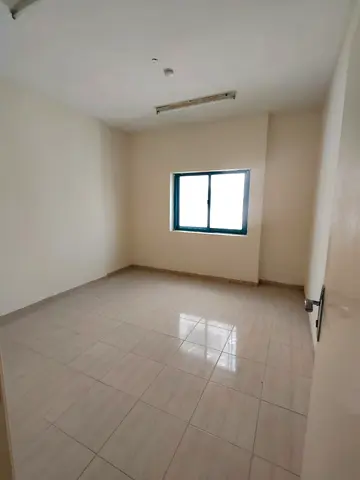 كاميرات مراقبة تعمل على مدار 24 ساعة  برج عائلي بالكامل  مواقف خارجية مجانية فقط  صيانة ممتازة طوال العام  الموقع والمعالم القريبة:  مول  سوبرماركت  م