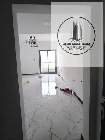 غرفه وصاله للإيجار  35000 درهم مساحه 1100 قدم
