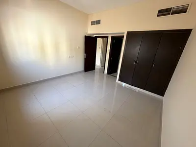 موقع مميز بالقرب من شارع الشيخ عمار، موقع حيوي يسهل الوصول منه إلى دبي والشارقة وجميع الخدمات اليومية مثل الأسواق، المطاعم، الكافيهات والمواصلات