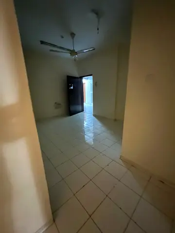 كاميرات مراقبة تعمل على مدار 24 ساعة  برج عائلي بالكامل  مواقف خارجية مجانية فقط  صيانة ممتازة طوال العام  الموقع والمعالم القريبة:  مول  سوبرماركت  م