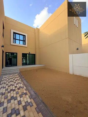 🌿✨ جديدة كلياً | أكبر فيلا بثلاث غرف نوم | مفروشة بالكامل | مجلس واسع | مدينة مستدامة ✨🌿