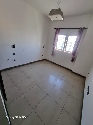 🏠 للإيجار شقة مميزة – أم الطرافة / القاسمية ▪️ غرفة وصالة ▪️ مطبخ ▪️ حمّام ▪️ تكييف مركزي ✨ تشطيب راقي جدًا خزائن حائط واسعة 📍 موقع ممتاز قريب من جم