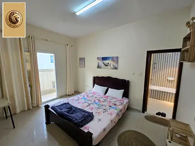 للايجار السنوي بمنطقه الجرف 2 غرفه وصاله مع 2 حمام   يوجد بلكونه  مساحه كبيره جدا جدا  قريب جدا لمخرج دبي والشارقة قريب جدا لجميع الخدمات