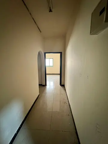 للايجار في منطقه المجاز شقه عزاب  ثلاث غرف وصاله موقع مميز وقريب من جميع الخدمات باطلاله مميزه