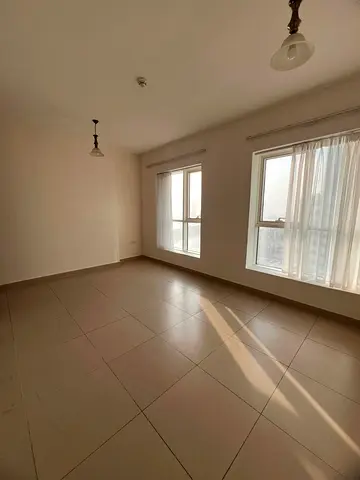 اجمل غرفتين وصالة  مساحه شقة مميزة بمساحة جيدة وتصميم عالمي، تقع في برج سكني نظيف وموقع حيوي قريب من كورنيش البحيرة، المدارس، المراكز التجارية،