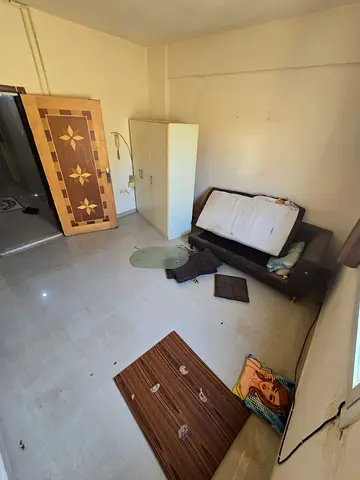 ستديو بمساحة كبيرة للإيجار في البوطينة بعجمان، موقع مميز قريب من جميع الخدمات والمواصلات. يتميز بتكييف مركزي، مساحة واسعة، تشطيب جيد، ومناسب للعائلات