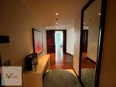 برج خليفة - ناطحة السحاب الأيقونية في دبي، الإمارات العربية المتحدة. شقة مفروشة بالكامل بغرفتي نوم مع خادمة، بإطلالة بانورامية على النافورة.