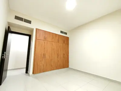 شقة واسعة بغرفتي نوم | مع خزائن ملابس | غرفة خادمة | وحدة سكنية فاخرة | جاهزة للسكن