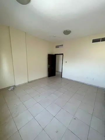 🏡 للإيجار في المريجة – الشارقة غرفتين وصالة 2 حمام بلكونة مساحة ممتازة تكييف مركزي 📍 موقع مميز قريب من جميع الخدمات ومراكز التسوق