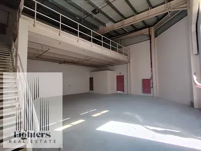 مستودع بميزانين للإيجار في الصجعة | 2,350 قدم مربع | الطابق الأرضي 1,550 قدم مربع | كهرباء 8 كيلوواط