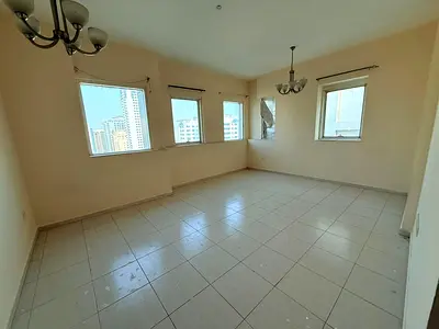 شقة غرفتين وصالة عائليه مع موزع كبير | تهوية ممتازة | على مخرج دبي – التعاون