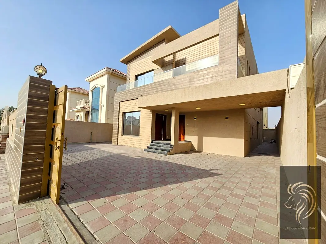 فيلا جديدة كلياً للإيجار، تضم 5 غرف نوم رئيسية، بتصميم ممتاز.