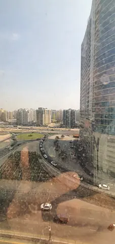 للإيجار شقة غرفتين وصالة إطلالة أمامية على شارع النهدة ومول صحارى ودبي في منطقة النهدة
