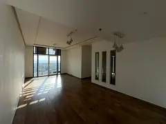 Three bedrooms, a living room, three bathrooms, and a balcony with an open view. First occupancy. To