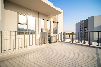 Luxury Corner Townhome | Private Garden | Burj View