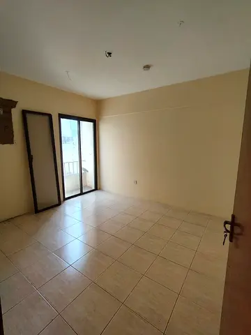 للايجار " عرض محدود " غرفه وصاله  سكن عائلي في  الشارقه الروله منطقه حيويه بالقرب من المواصلات و جميع الخدمات والمرافق