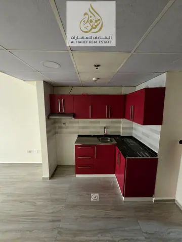 استوديو تاني ساكن مع مطبخ منفصل مساحات كبيره وتكييف مركزي واطلاله ممتازه وموقع متميز جدا وتشطيبات هيلوكس