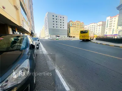 Close to park luxury shop with washroom/ very prime location for busines/ central ac