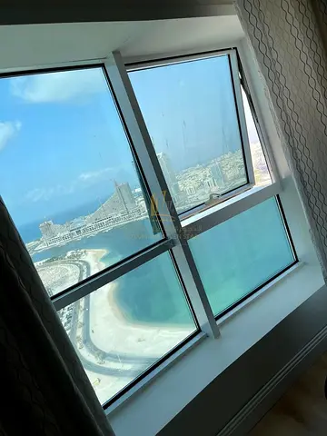 للبيع ثلاث غرف وصاله في برج السندس اطلاله جانبيه على البحر