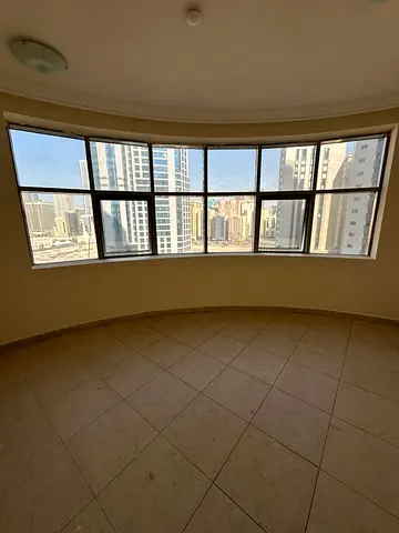 2️⃣ سكن فاخر على البحيرة | 3 غرف + باركنج مجاني – التعاون