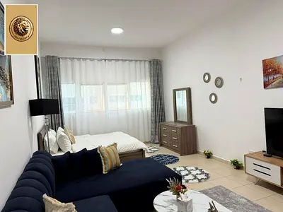 استوديو مفروش للإيجار الشهري - رفاهية السكن وسهولة التنقل ​لماذا تختار عجمان وان؟ (مجمع سكني متكامل): ​المرافق الترفيهية: جيم مجهز بالكامل، حمام سباح