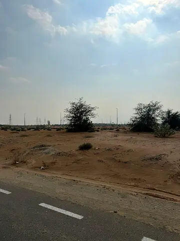 للبيع ارض تجارية لقطة في المالحة