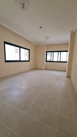 شقه عائليه مساحه واسعه جدا 3 غرف وصاله بقلب الشارقه القاسميه المحطه موقع مميز قريب من كل الاحتياجات وسهل الوصول إلى دبي