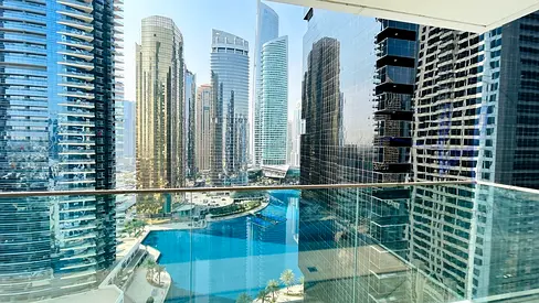 Vibrant Apt | Full Lake Views | One B/R Plus Study