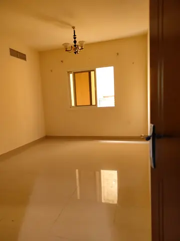 شقه جميله ولطيفه وهادئه ونظيفه غرفه وصاله +2 حمام تستحق هذا السعر 29الف فقط تاني سكن في الشارقه البوطينه مناسبه للعائله صغيره قريبه من جميع الاحتياجات