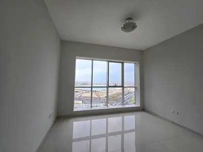 فرصة مميزة لامتلاك شقة واسعة بإطلالة بحرية رائعة للبيع في برج صحارى 4