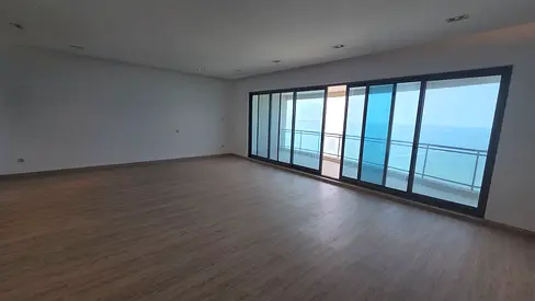 للبيع شقة فاخرة مع اطلالة بحرية كاملة  تملك حر (Freehold)