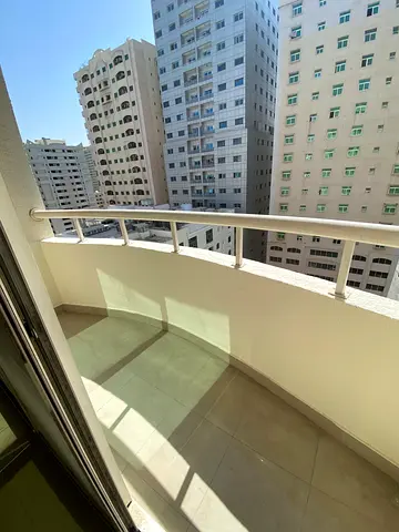 غرفتين وصالة في أبو شغارة بمساحات كبيرة، 2 حمام وبلكونة، مطبخ واسع وتكييف مركزي، السعر 40,000 درهم على 4 دفعات.